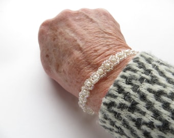 Handgeknoopte oude glaskraaltjes armband, Ivoren wit bruids-juweeltje, handgemaakt trouw-sieraad, Iets ouds, Iets nieuws
