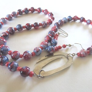 Statement glas ketting met unieke zilveren paperclip sluiting en bijpassende oorbellen, sieraden-set OOAK  hedendaags sieraad blauw rood