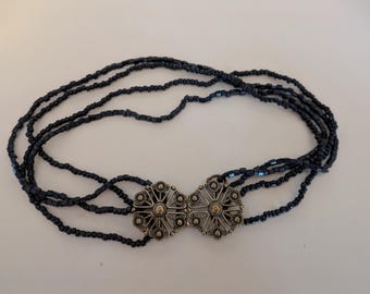 Donkerblauwe ketting met voorsluiting, geinspireerd op Hollandse klederdracht, opvallende statement collier, Bohemian sieraad