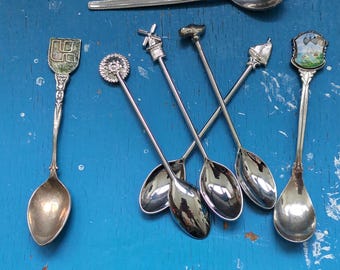 Vintage oude theelepels varia Hollandse figuurtjes Windmolen klomp zeilboot Zonnebloem,  UK Ursula Kliniek, Deltawerken, parellepeltje,