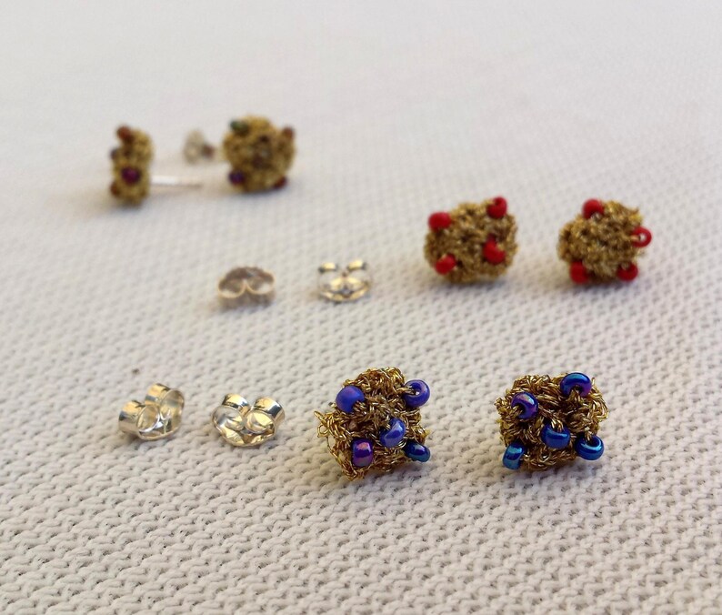 Tiny silver ear-studs with gold yarn, minimal tiny sterling silver 925 earrings, gold blue red, posts ear-jewelry, madebymirjam handmade the Netherlands