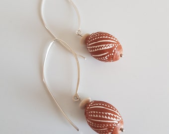 Terracotta silver earrings, Long dangle ceramic with brown and white native motifs., Artistic Jewelry from the Netherlands, ear-clips