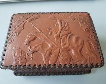 Vintage relief lederen houten muziekdoos, Nederlaag Don Quichot sieradenbox, collectors item