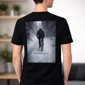 Camiseta ciclista de bosque invernal / Paseo en bicicleta por la nieve, estampado en la espalda #beyond2wheels