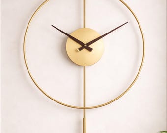 Moderne gouden wandklok met decoratieve slinger 33,5 inch, sculpturale minimalistische statement muurkunst