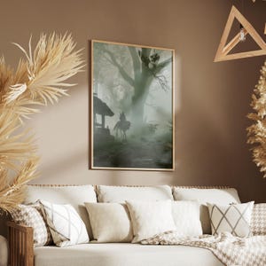 Puede incluir: Una impresi&oacute;n de arte mural rectangular que muestra una escena de bosque oscuro y brumoso con la silueta de una persona montando a caballo cerca de una peque&ntilde;a estructura. La obra est&aacute; enmarcada en madera clara sobre una pared marr&oacute;n.