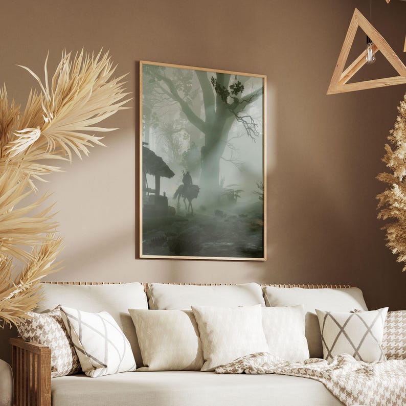 Puede incluir: Una impresi&oacute;n de arte mural rectangular que muestra una escena de bosque oscuro y brumoso con la silueta de una persona montando a caballo cerca de una peque&ntilde;a estructura. La obra est&aacute; enmarcada en madera clara sobre una pared marr&oacute;n.