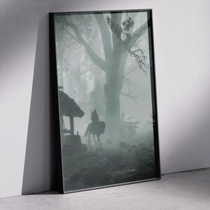 Puede incluir: Una impresi&oacute;n de arte mural vertical enmarcada que muestra una escena de bosque oscuro y brumoso. La silueta de un jinete a caballo pasa junto a una peque&ntilde;a estructura de madera r&uacute;stica hacia un gran &aacute;rbol imponente en el centro.