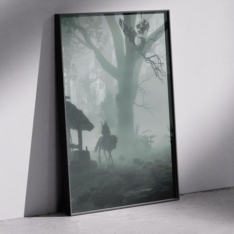 Puede incluir: Una impresi&oacute;n de arte mural vertical enmarcada que muestra una escena de bosque oscuro y brumoso. La silueta de un jinete a caballo pasa junto a una peque&ntilde;a estructura de madera r&uacute;stica hacia un gran &aacute;rbol imponente en el centro.