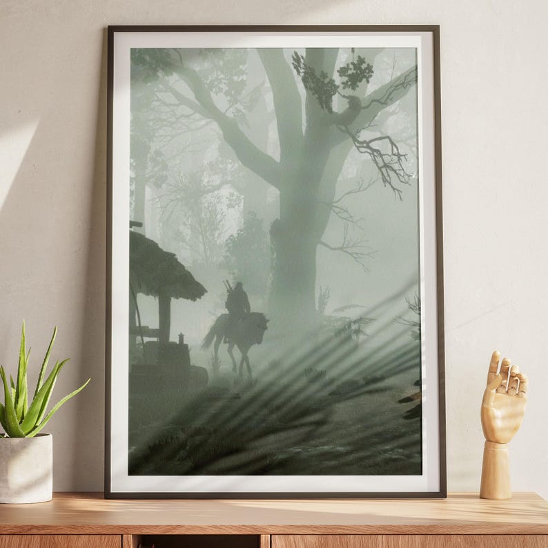 Puede incluir: Una impresi&oacute;n de arte mural vertical enmarcada que muestra la silueta de un jinete a caballo atravesando un bosque denso y lleno de niebla. La escena incluye una peque&ntilde;a estructura de madera con techo de paja y un gran &aacute;rbol prominente al fondo.