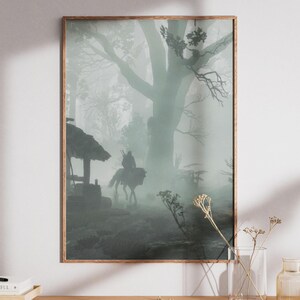 Puede incluir: Una impresi&oacute;n de arte mural rectangular en un marco de madera que muestra una escena de bosque oscuro y brumoso. La silueta de una persona montando a caballo es visible en el centro, pasando junto a una peque&ntilde;a estructura de madera hacia un &aacute;rbol.