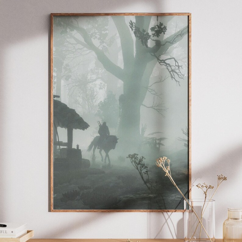 Puede incluir: Una impresi&oacute;n de arte mural rectangular en un marco de madera que muestra una escena de bosque oscuro y brumoso. La silueta de una persona montando a caballo es visible en el centro, pasando junto a una peque&ntilde;a estructura de madera hacia un &aacute;rbol.