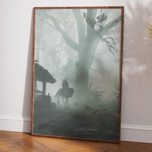 Puede incluir: Una impresi&oacute;n de arte mural vertical enmarcada que muestra una escena de bosque oscuro y brumoso. La silueta de una persona montando a caballo se ve en el centro, pasando junto a una peque&ntilde;a estructura de madera hacia un gran &aacute;rbol desnudo.