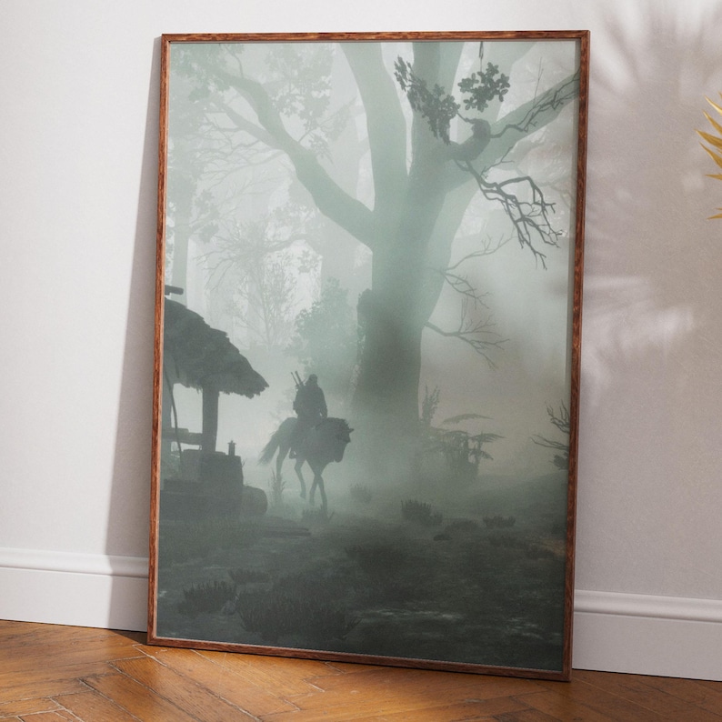 Puede incluir: Una impresi&oacute;n de arte mural vertical enmarcada que muestra una escena de bosque oscuro y brumoso. La silueta de una persona montando a caballo se ve en el centro, pasando junto a una peque&ntilde;a estructura de madera hacia un gran &aacute;rbol desnudo.