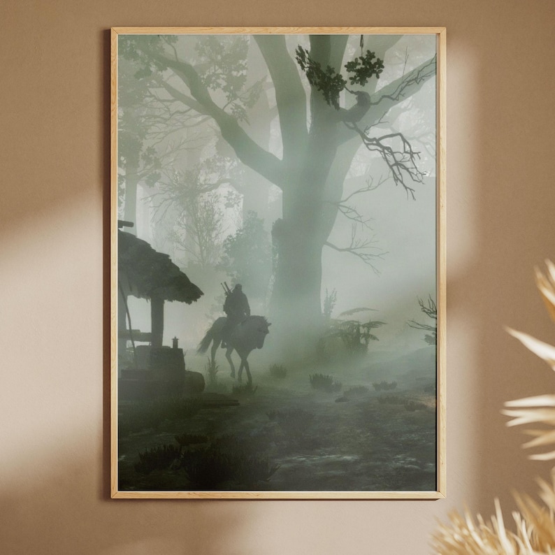 Puede incluir: Una impresi&oacute;n de arte mural enmarcada que muestra la silueta de un jinete a caballo atravesando un bosque denso y lleno de niebla. Una peque&ntilde;a estructura de madera se encuentra a la izquierda, mientras grandes troncos oscuros se alzan al fondo.