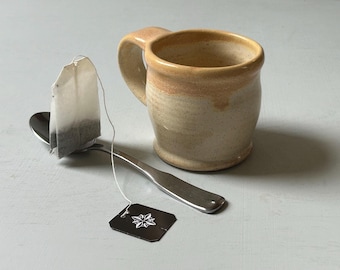 Taza de cerámica rústica hecha a mano en torno de alfarero