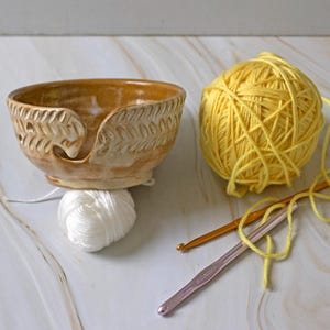 Yarn bowl, wool bowl, ceramic yarn bowl, pottery yarn bowl, pottery wool bowl, Gift for knitters, knitting lovers, crochet gift, yarn lovers