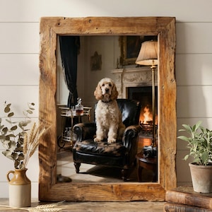 Può includere: Grande specchio con cornice in legno rustico. Il riflesso mostra un cane seduto su una poltrona in pelle in una stanza con camino e carrello bar. L'atmosfera è calda e accogliente.