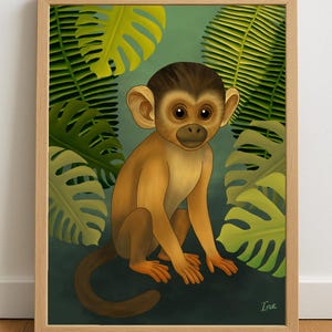 Könnte beinhalten: Gerahmter Druck mit einem Cartoon-Affen mit braunem Fell, großen Ohren und großen Augen. Der Affe ist vor einem Hintergrund aus grünen Blättern und einem dunkelgrünen Hintergrund platziert. Das Kunstwerk ist mit "Ine" signiert.