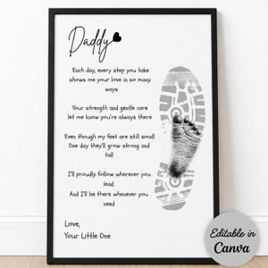 Puede incluir: Una impresión enmarcada con la palabra "Daddy" en cursiva, un corazón y un poema sobre el amor de un niño. Una huella de pie en escala de grises y una huella de zapato están a la derecha. El texto "Editable in Canva".