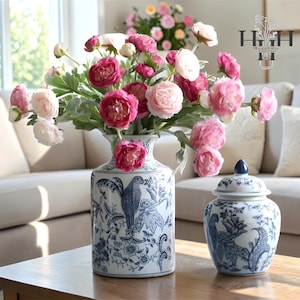 Può includere: Un set di tre tazze in ceramica con finitura opaca e macchiettata. Le tazze sono nei toni del crema, grigio chiaro e grigio scuro. Ogni tazza ha un design semplice e minimalista e un manico arrotondato.