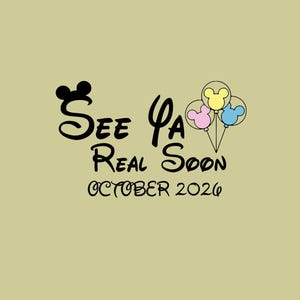 Puede incluir: Gráfico beige claro con el texto "See Ya Real Soon" en una fuente caprichosa, con orejas de Mickey Mouse incorporadas en el "See" y un grupo de tres globos de Mickey Mouse. El texto "OCTUBRE 2026" está debajo.