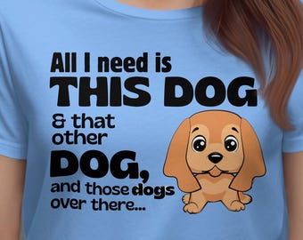 Camiseta "Todo lo que necesito son perros" / Camiseta divertida para amantes de los perros / Regalo ideal para dueños de mascotas con estampado de cachorros / Ropa divertida para mamás perrunas