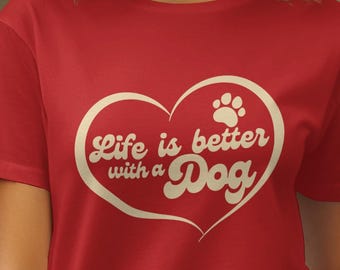La vida es mejor con un perro. Camiseta con estampado de huella de pata y corazón. Camiseta para mamás y papás perrunos. Goodman Images.