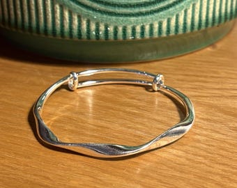 Bracciale rigido Mobius intrecciato in argento Sterling 925 da donna / Bracciale in argento / Bracciale rigido regolabile / Regalo per lei / Bracciale rigido in argento da donna