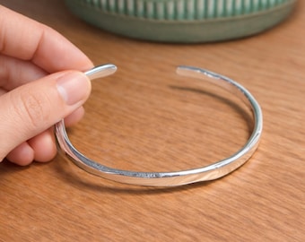 Pulsera rígida de plata de ley / Pulsera rígida delicada para ella, ajustable y clásica / Pulsera rígida de plata / Regalo para ella (envío por correo)