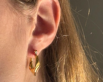 Aros dorados regordetes / Pendientes dorados retorcidos / Pendientes de oro de 18 quilates para ella / Pendientes de oro gruesos / Pendientes de oro resistentes al agua / Regalo para ella