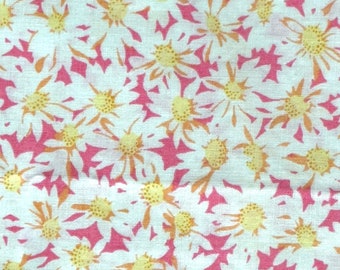 Tela vintage: (cortada a medida x 33" de ancho) Estampado de margaritas blancas y amarillas sobre fondo rosa