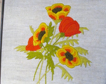 Broderie florale vintage : oeuvre d'art murale tulipe des années 1970 et marguerite Crewel
