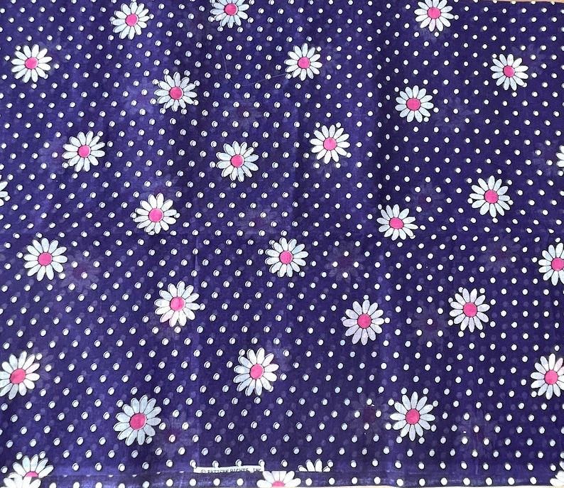 Peut inclure: Tissu bleu fonc&eacute; avec un motif r&eacute;p&eacute;t&eacute; de marguerites blanches &agrave; centres roses et de pois blancs. Id&eacute;al pour les v&ecirc;tements ou la d&eacute;coration int&eacute;rieure.