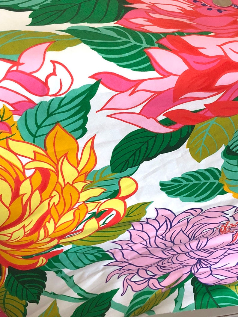 Vintage Fabric Pink /& Coral Big Flowers material Retro 36L x 44W textile sewing supply free shipping
