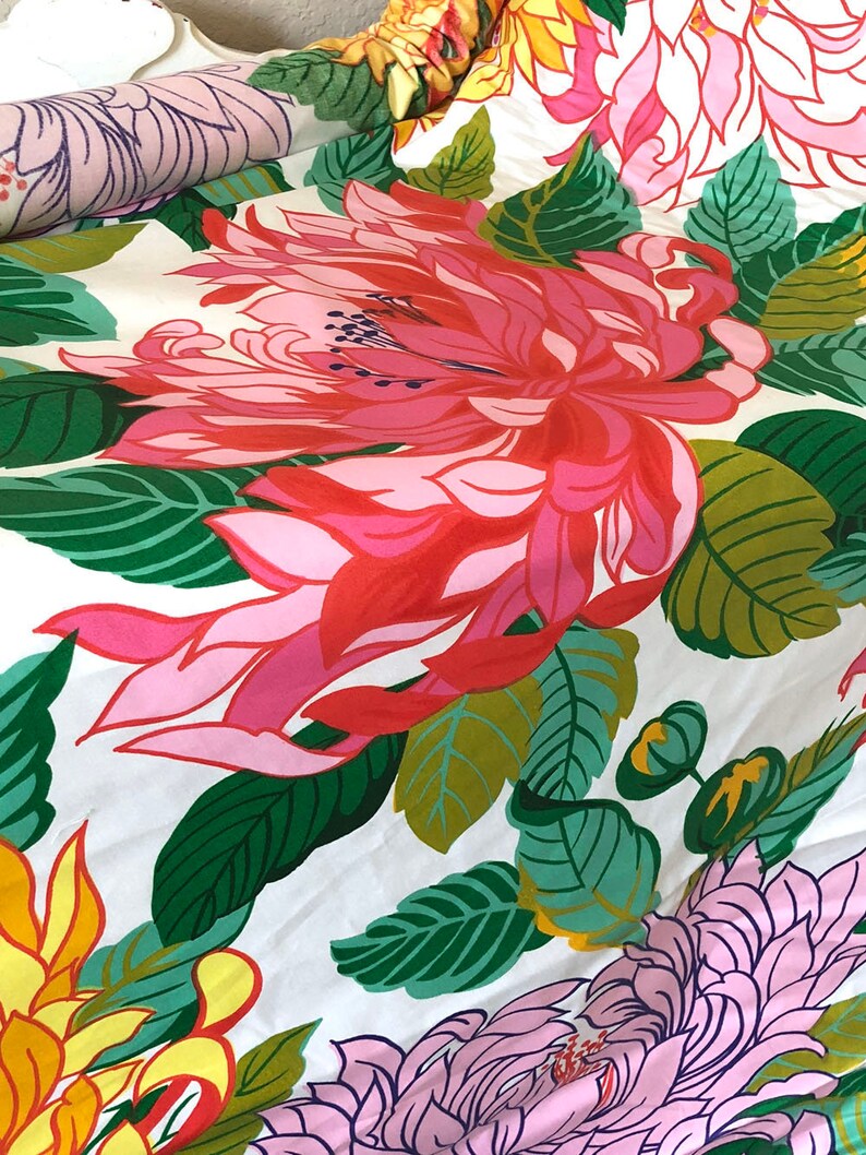 Vintage Fabric Pink /& Coral Big Flowers material Retro 36L x 44W textile sewing supply free shipping