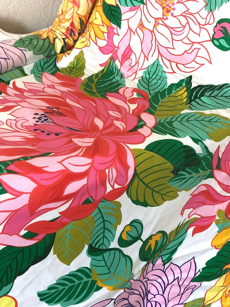 Vintage Fabric Pink /& Coral Big Flowers material Retro 36L x 44W textile sewing supply free shipping