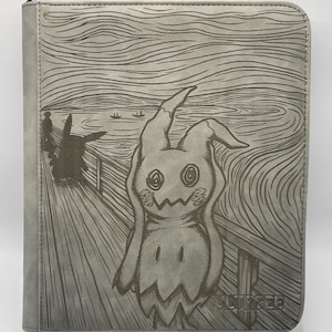 Könnte beinhalten: Grauer Ordner mit einem geätzten Design eines Mimikyu-Charakters im Stil von Edvard Munchs "Der Schrei". Das Kunstwerk befindet sich auf der Vorderseite, mit dem Wort "DULTREE" unten rechts.