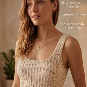 Peut inclure: Un débardeur en tricot côtelé de couleur crème avec de larges bretelles. Le texte sur l'image indique : Separate Straps – Sewn On, Construction Shown, Beginner Friendly PDF Pattern. Le vêtement présente une encolure dégagée et une texture verticale.
