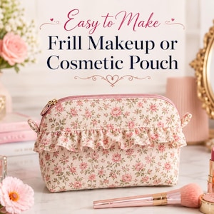 Könnte beinhalten: Eine Make-up-Tasche mit Blumenmuster, horizontalem Rüschendetail und Reißverschluss. Der Stoff zeigt ein Muster aus kleinen rosa Rosen und grünen Blättern auf cremefarbenem Grund. Der Text darüber lautet: Easy to Make Frill Makeup or Cosmetic Pouch.