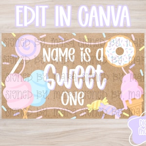 Puede incluir: Una maqueta digital con un fondo marrón e ilustraciones de caramelos. El texto "Name is a Sweet One" está en blanco, con las palabras "Edit in Canva" y "Digital Mockup" en las esquinas.
