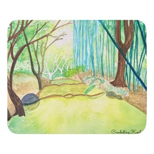 以下が含まれることがあります： 緑豊かな緑の中を縫うように続く小道がある、穏やかな森の風景を描いた水彩画。この作品は、緑、茶色、青の色合いが混ざり合い、木や竹が穏やかな雰囲気を作り出しています。アーティストのサインは右下にあります。