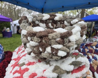 Cama para gatos pequeña de 30 cm (12 pulgadas) tejida a mano a crochet.