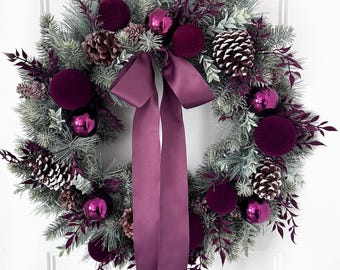 Couronne de Noël bordeaux, couronne avec ornements, couronne de vacances sur la porte d'entrée, couronne d'hiver avec pommes de pin, couronne violette