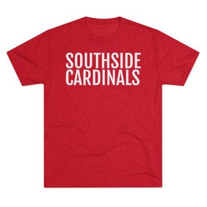 以下が含まれることがあります： 胸元に白い大文字でSOUTHSIDE CARDINALSとプリントされた赤い半袖Tシャツ。この衣類はクルーネックで、生地全体に霜降り状のテクスチャーがあり、一貫した外観を提供しています。