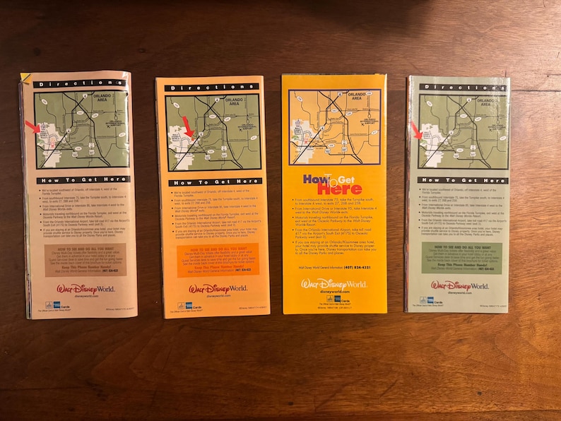 K&ouml;nnte beinhalten: Vier gefaltete Papierkarten mit den Texten "Directions" und "How to Get Here" werden angezeigt. Die Karten zeigen eine Karte der Region Orlando und sind in den Farbt&ouml;nen Beige, Orange und Gelb gehalten. Die Karten sind f&uuml;r Walt Disney World.
