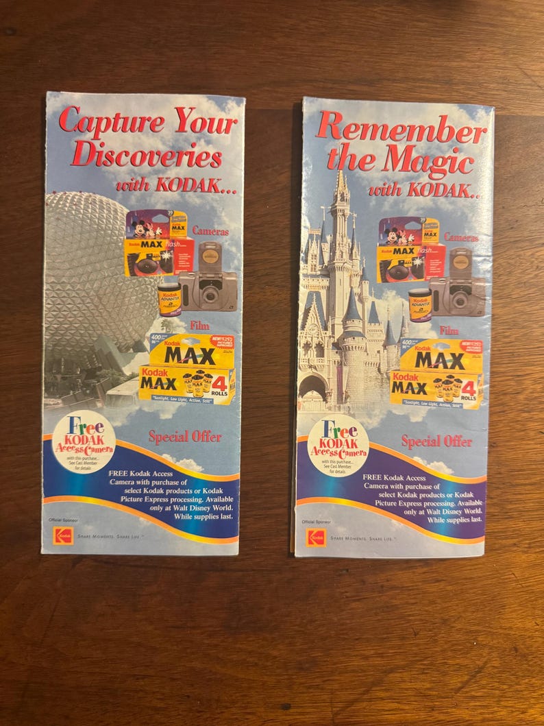 K&ouml;nnte beinhalten: Zwei Vintage-Kodak-Brosch&uuml;ren. Eine zeigt "Capture Your Discoveries" mit einem Bild einer geod&auml;tischen Kugel. Die andere sagt "Remember the Magic" mit einem Schlossbild. Beide Brosch&uuml;ren werben f&uuml;r Kodak-Kameras und -Filme.