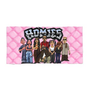 Peut inclure: Une couverture rose avec un motif en losanges et le mot "HOMIES" dans une police argentée et noire. La couverture présente une illustration de dessin animé de huit personnes dans diverses tenues.