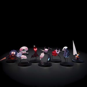 Puede incluir: Una colección de figuras estilizadas, cada una con diseños y poses únicos. Las figuras presentan una variedad de colores, incluyendo rojo, blanco, negro y azul. Cada figura está montada sobre una pequeña base redonda negra.