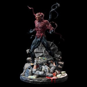 Puede incluir: Estatua detallada de una figura musculosa de piel roja con detalles en negro y azul, de pie sobre un soldado derrotado. La figura tiene cuernos y zarcillos, con un fondo oscuro. La base incluye armas, dinero y un soldado caído.